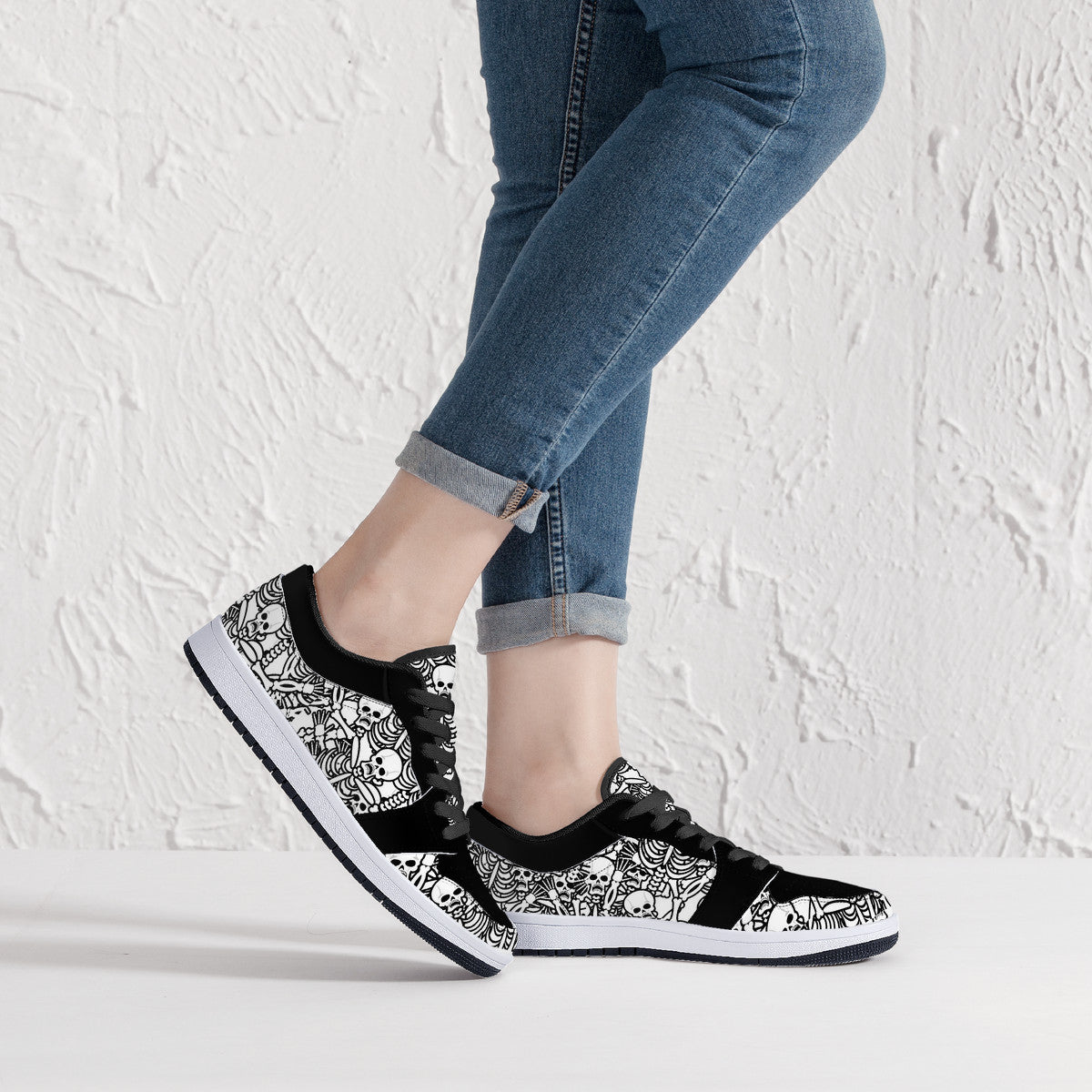 Low-Top Screaming Skulls Leather Sneakers - Black