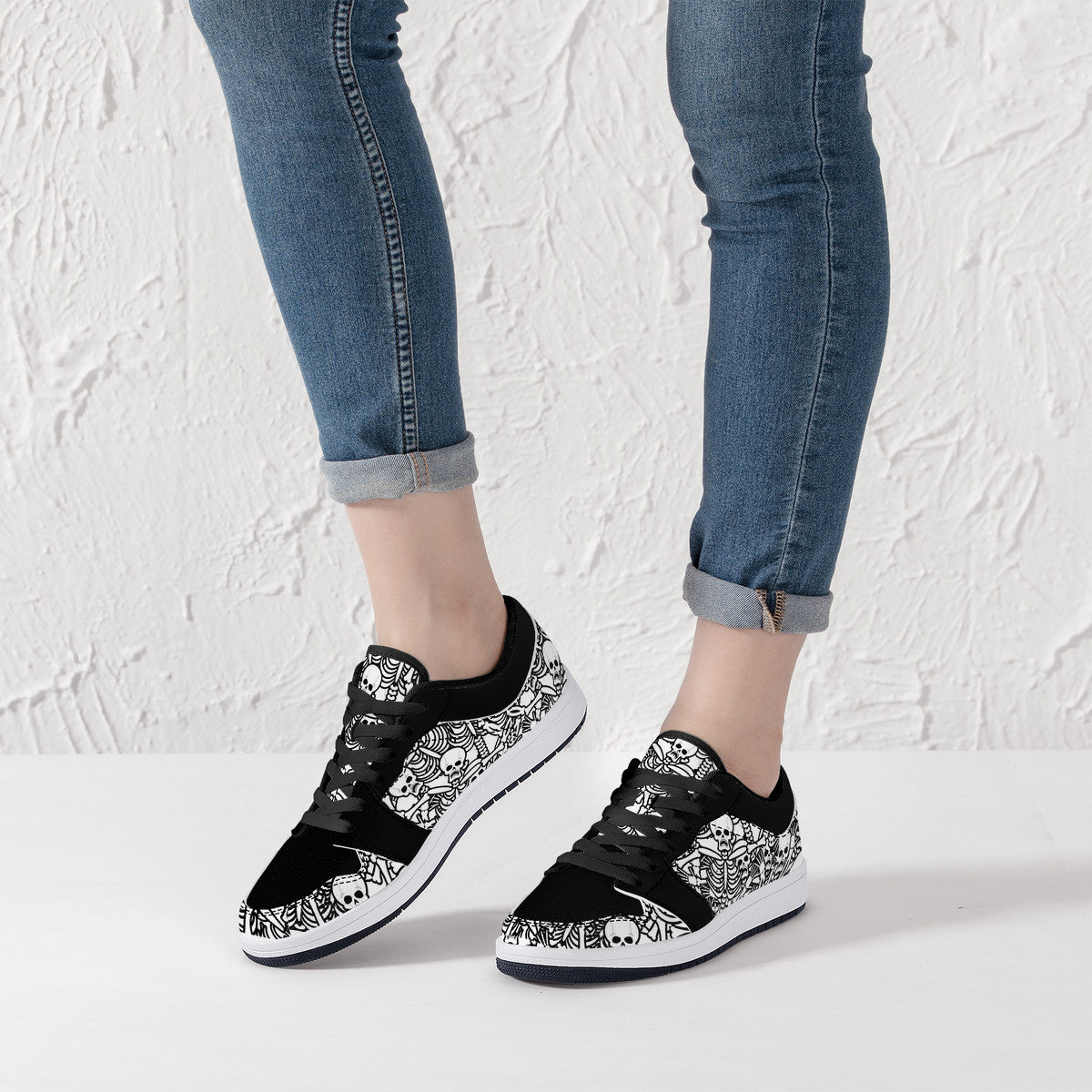 Low-Top Screaming Skulls Leather Sneakers - Black